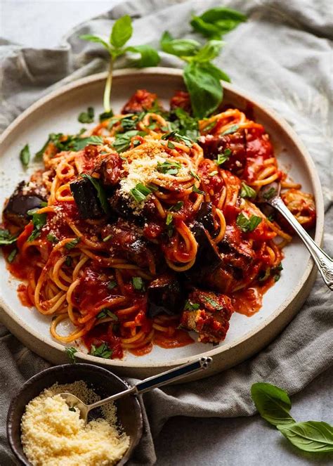  Pasta alla Norma: Juustoista ja tomaattimaisesta taikaa Catanzarossa!